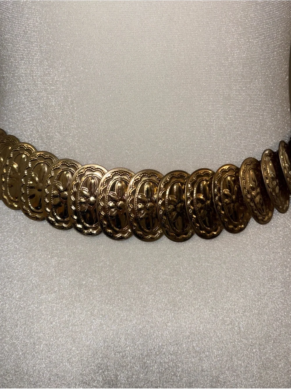 Vintage 80/90 Women Gold FloralMedallion Link Belt - Stylish Accent Waist Chain